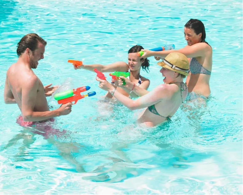 室內(nèi)泳池什么“咖位”？居然用專業(yè)定制的除濕機(jī)?。?！